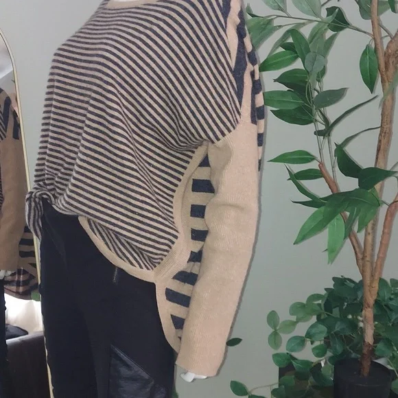 100% CASHMERE LORD & TAYLOR SWEATER - Picture 3 of 5